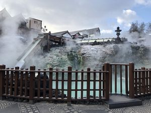 湯畑を下から撮影した写真】